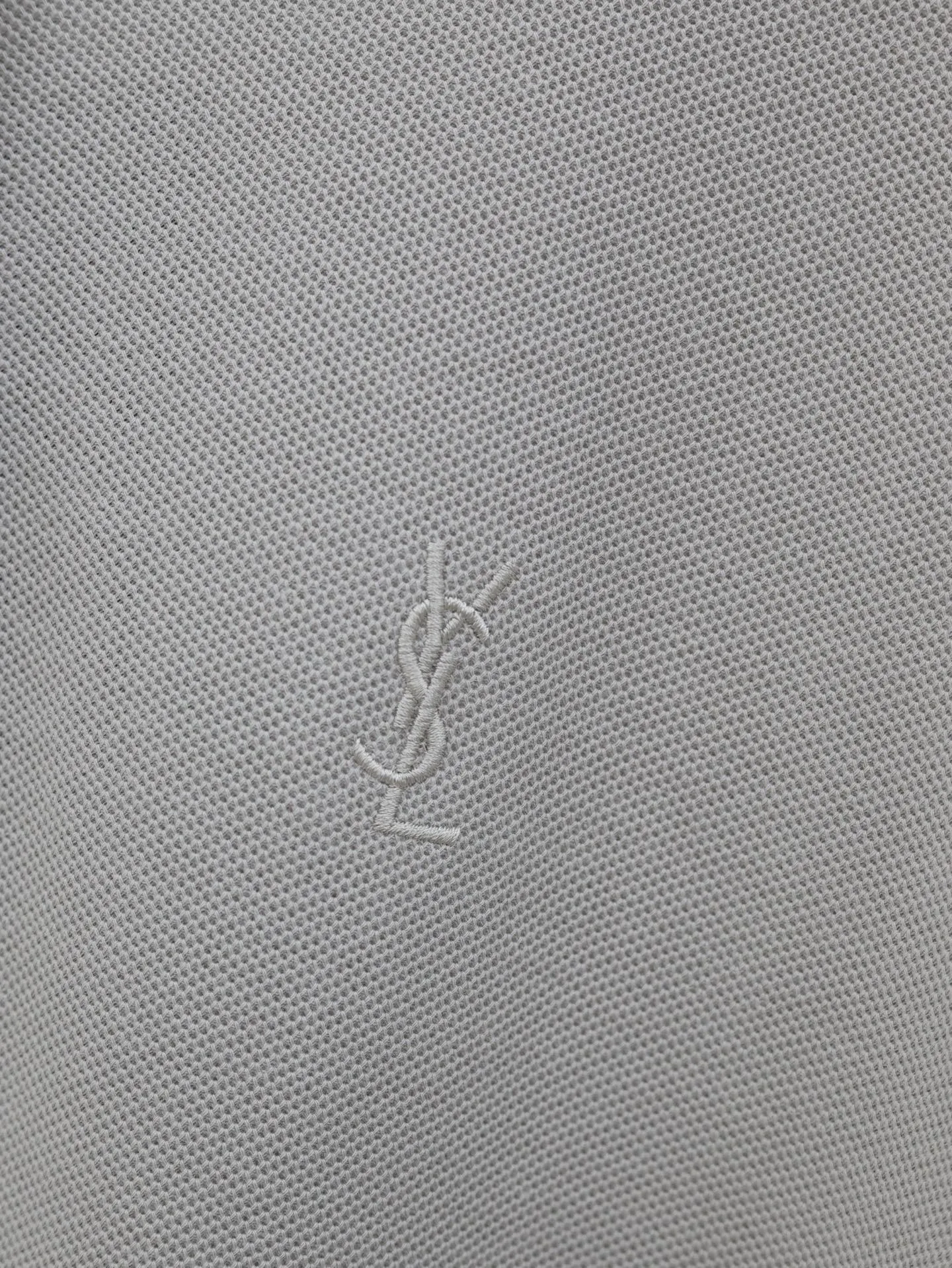P270 Saint Lauren*/Saint Laurent's new YSL logo embroidered POLO shirt. Customized pique fabric, 98 cotton 2 spandex, weight 270 grams. Imported machine embroidery technology, using advanced computer control system and precision mechanical components. The overall wiring is straight and delicate, and the fabric is comfortable and soft. The color is consistent and has no color difference. It can be matched with the same style to create a fashionable look. It can handle various occasions, customized accessories, and three complete sizes. Size: S/M/L